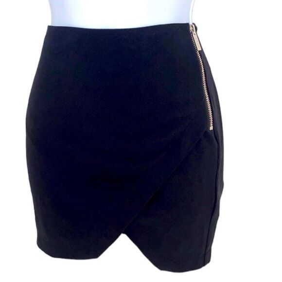 Guess Front Split Solid Black Mini Skirt Size Small - Picture 3 of 11